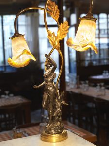 Lampe art nouveau du Polidor, restaurant pas cher et historique de Paris