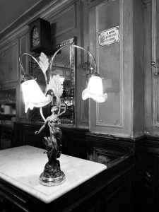 Lampe du Polidor restaurant pas cher Paris