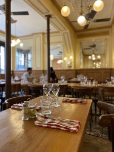 Détail d'une table au Polidor, restaurant pas cher Paris